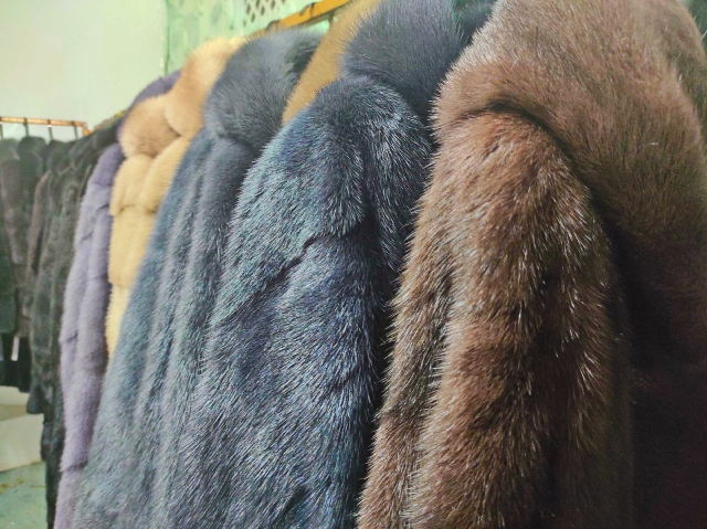 Реклама шуб. Девушка в шубе летом. Хелена ланафурс меха шуба. Красивая женщина в шубе. Шуба на плечиках.