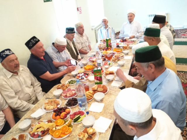 Поминки мусульман 40 дней. Стол на поминки у мусульман. Мусульмане в Сызрани. Красивое оформление стола для поминки мусульманской.