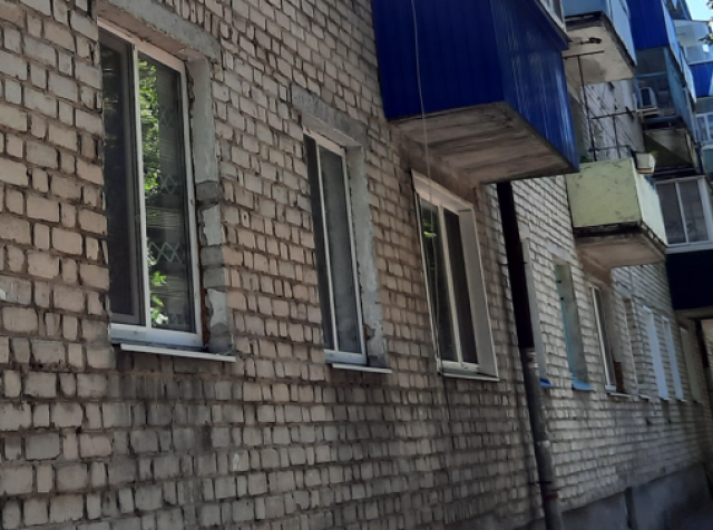 Среди ночи жильцов квартиры в Сызрани поднял на ноги падающий потолок ...