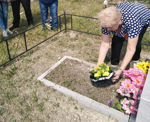 Сайт ктв луч новости сызрань сегодня. Как украсить могилу ветерану. Какие цветы несут ветеранам на могилу. Полиский житель ходит на могилы ветеранов. Какие цветы несут ветеранам на могилу раскраска.