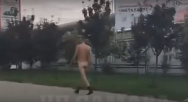 Порно голый парень на улице