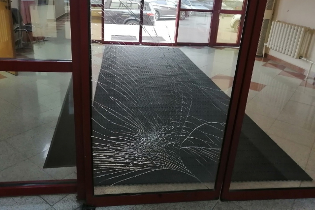 Разбили стекло на двери. Сломанная стеклянная дверь. Лбом разбито стекло. Разбитое стекло в двери. Разбили стекло в дверях на этаже.