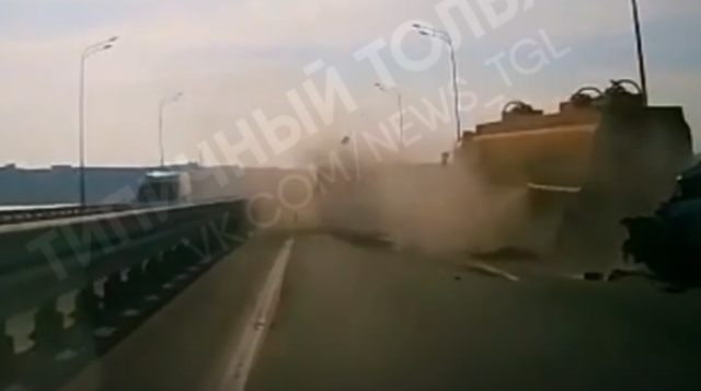 Видео аварии на поцелуевом мосту. Авария на президентском мосту. Ульяновск мост крушение.