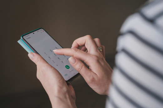 Россиянам массово приходят предложения срочно проверить телефон: в чем подвох