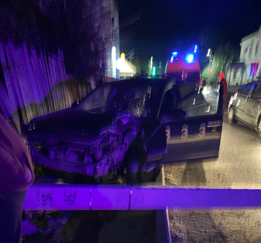 Ночью в Сызрани автомобиль такси срубил бетонный столб