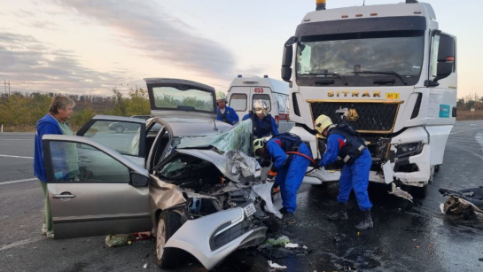 Еще одна жесткая авария в Самарской области: от легковушки осталась груда железа