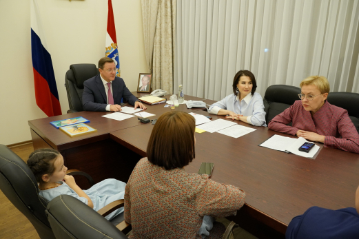 Помощь многодетным семьям и родственникам участников СВО: Дмитрий Азаров провел личный прием граждан в Самаре