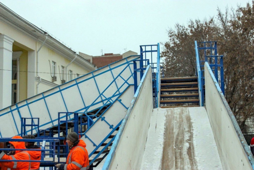 На центральной площади Сызрани поставили большую горку
