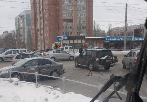 Движение затруднено: три автомобиля столкнулись у торгового центра в Сызрани