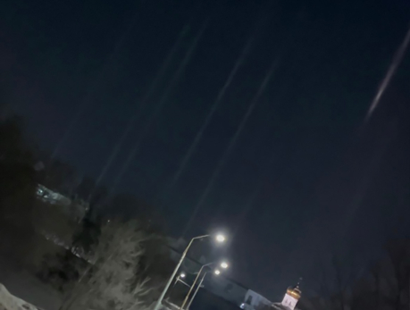 Загадочные световые столбы увидели и в небе Сызрани