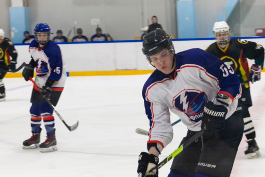 На первой минуте «Молния» пропустила первую шайбу и черная полоса продолжилась