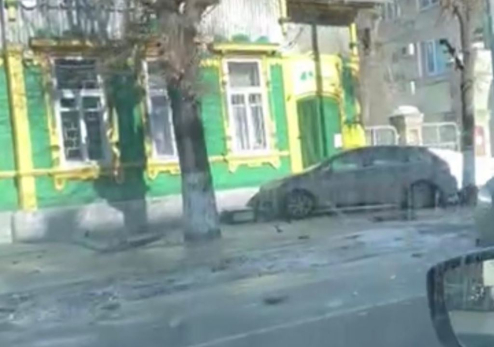 В центре Сызрани иномарка после аварии вылетела на тротуар к памятнику архитектуры