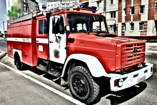 Пожар в Сызрани: к многоэтажному дому съехались экстренные службы