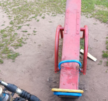 Вызывали спасателей: ногу ребенка зажали качели