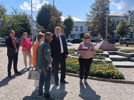 Анатолий Лукиенко проинспектировал ремонт сквера Славы и высказался о сроках и качестве работ