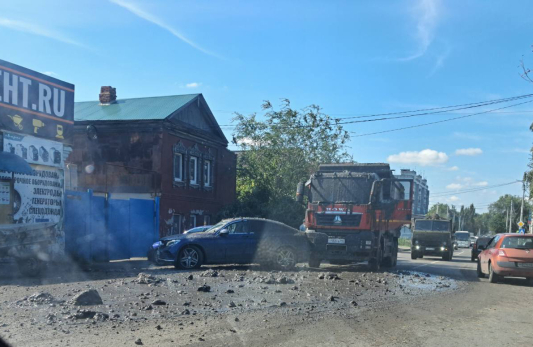На Урицкого водители оказались по уши в дерьме из реки Сызранка: движение затруднено