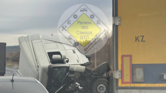 На трассе Самарской области большегрузу от удара вырвало кабину