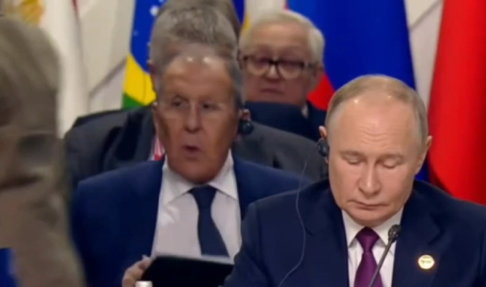 Россияне пытаются по губам разгадать эмоциональные слова Лаврова, которому наступили на ногу на саммите БРИКС