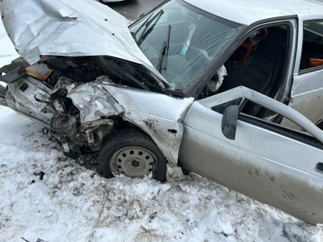 В Сызрани на оживленной дороге лоб в лоб врезались легковушки