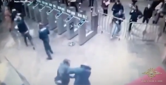 Дебош в метро попал на видео: кто-то дрался до последнего, а кто-то спасался бегством