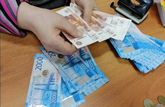 Банкиры, медики и секретарши в минусе: кому из россиян повысят зарплату в 2025 году