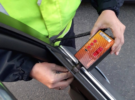 Кто кого победит? В Сызрани полиция массово проверила машины с тауметром в руках