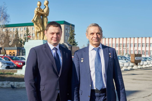Вернувшегося в Сызрань космонавта Корниенко на вокзале встретил мэр города
