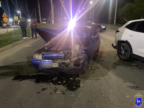 От удара у «десятки» разнесло весь передок: ЧП около обувной фабрики в Сызрани