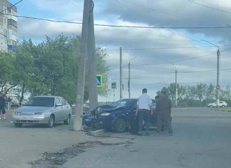 В Сызрани легковушка на скорости впечаталась в бетонный столб