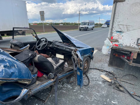 Чтобы спасти людей срезали крышу: под Сызранью легковушка залетела под «Газель»