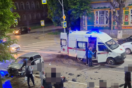 В жестком ДТП в центре Сызрани разбились легковые автомобили