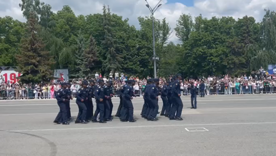 Сызранцы на площади аплодировали: курсанты из Африки неожиданно станцевали в строю – видео