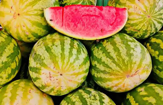 На прилавках появились ташкентские арбузы - почем продают и какие на вкус