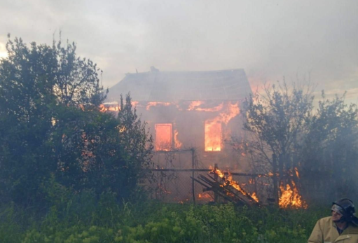 В эти минуты на улице Островского заливают водой горящий дом