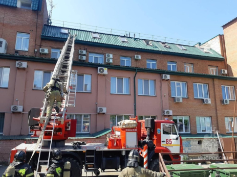 Пламя охватило гостиницу «У Кремля»: в центре Сызрани пожарные работали в условиях приближенных к боевым