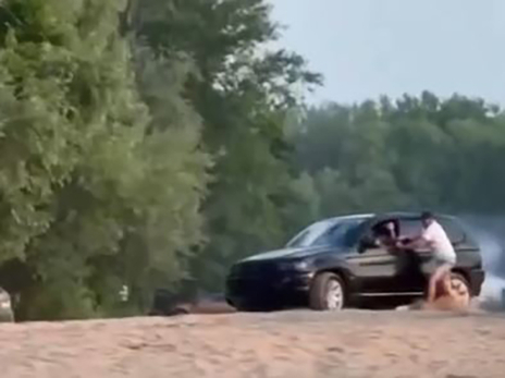 Люди были в шоке! Водитель за рулем BMW пролетел по пляжу, как по автобану