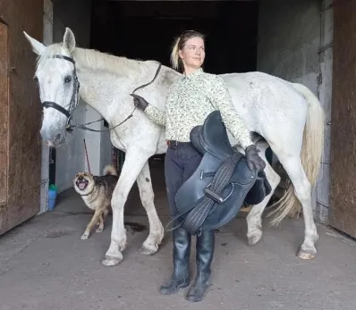 Старый конь плакал на похоронах своей хозяйки: умерла молодая мать