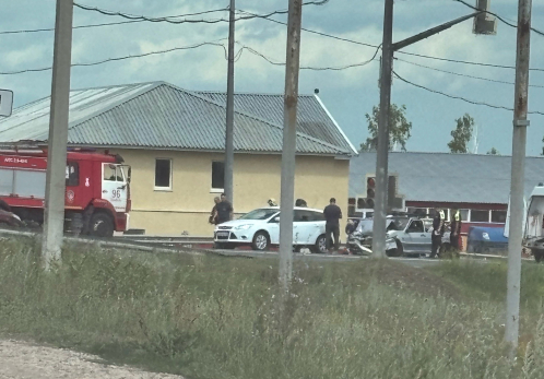 Экстренные службы стянулись к месту серьезной аварии около Сызрани