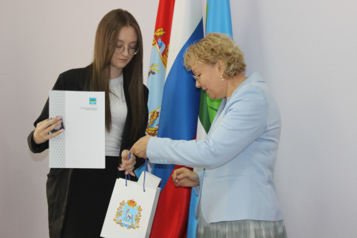 В мэрии Октябрьска вручили медали 12 лучшим выпускникам города