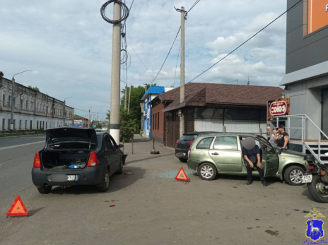 Три разбитых авто: в Сызрани иномарка влетела на площадку торгового центра