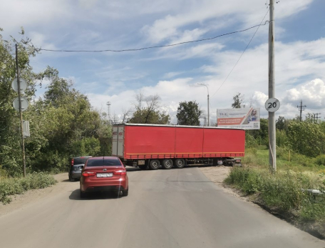 Выезд из Сызрани заблокировала многотонная фура