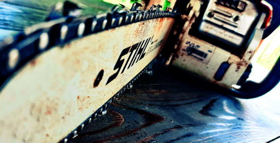 Житель Самарской области хотел зарубить соседа мачете, но потом решил разрезать бензопилой