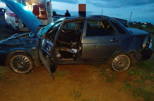 Спасатели достали из кювета разбитую Приору: потребовалась помощь медиков