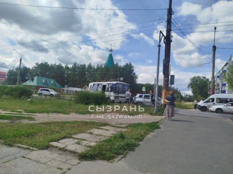 В Сызрани затруднено движение на месте аварии с пассажирским автобусом