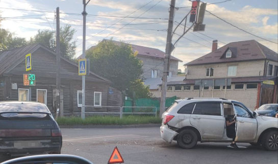 Вечером на перекрестке в Сызрани подбили Калину: число битых машин перевалило за десяток