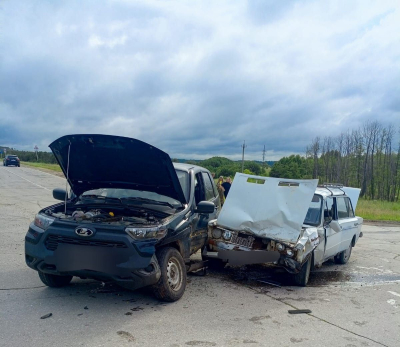 Живого места не осталось: пенсионера из разбитой «Нивы» увезли на скорой