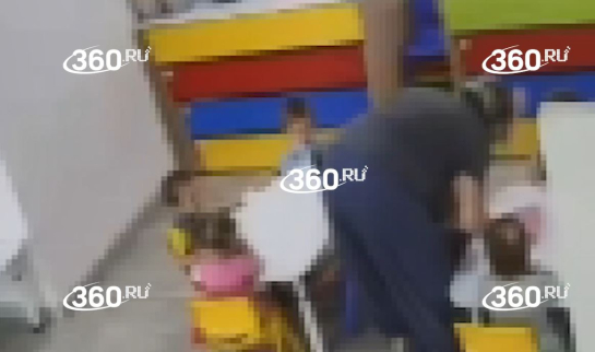 Воспитательница детского сада душила малыша слюнявчиком
