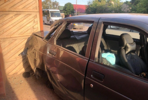 Машина на скорости влетела в людей на тротуаре - смотрим видео