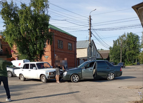 Легкий поцелуй: утром в Сызрани нежно столкнулись два отечественных авто