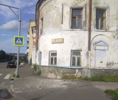 В центре Сызрани разрушается старинное здание у пьяного двора